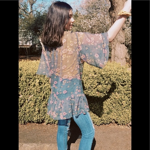 American Eagle Outfitters Floral Sheer Cardigan!🌺 - Picture 4 of 6